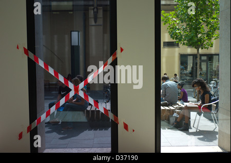 Berlin, Deutschland, gebrochene Tür am Eingang von Jacob und Wilhelm Grimm-Zentrum Stockfoto