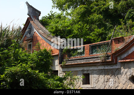 Ruinen eines Swallow Tail Stil Hauses. Kinmen Nationalpark. Kinmen County, Taiwan Stockfoto