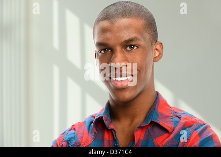 Porträt des jungen Afroamerikaner im Innenbereich Stockfoto