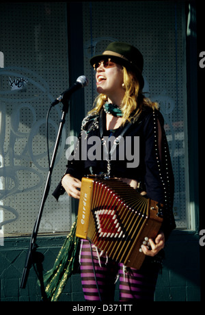 junge Frau singt und spielt Akkordeon in der Grant Street in San Francisco Stockfoto