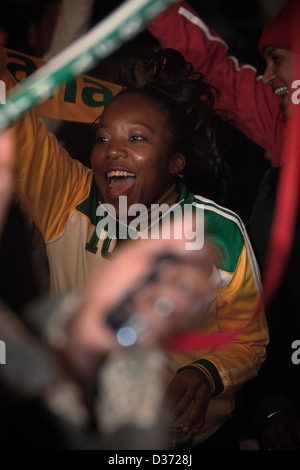 Ein Fan der Bafana Bafana Gruppe A Zusammenstoß mit Uruguay in einer Bar in Soweto zu beobachten. Stockfoto