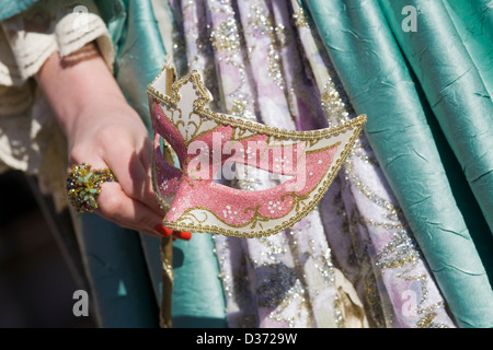 Dekorative Hand hält eine Columbina Halbmaske für den Karneval in Venedig Stockfoto