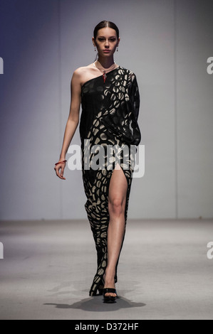 Ein Modell geht die Start-und Landebahn während einer Modenschau am 14. Januar 2013 im Hong Kong Exhibition Centre in Hong Kong. Stockfoto