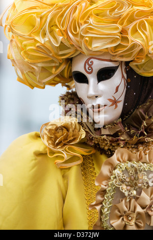 Traditionelle venezianische Masken getragen auf dem Karneval von Venedig in San Marco Platz Venedig Stockfoto