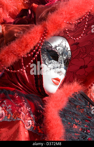 Traditionelle venezianische Masken getragen auf dem Karneval von Venedig in San Marco Platz Venedig Stockfoto