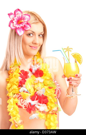 Eine lächelnde blonde Frau, gekleidet in traditioneller Tracht trinken cocktail isolierten auf weißen Hintergrund Stockfoto