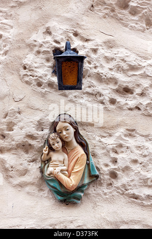 Ein Ton-Wand-Plakette zeigt das Bild des Kindes Jesus and Mary auf die bemalten Steinwand in der maltesischen Stadt Mdina. Stockfoto