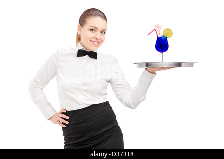 Eine Kellnerin mit Fliege mit einem Tablett mit Cocktail darauf Fach isoliert auf weißem Hintergrund Stockfoto
