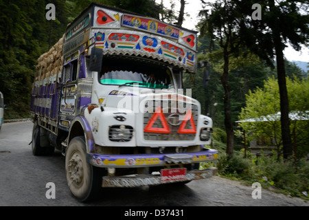 Dekorative LKW Reisen entlang Bergstraßen von Bhutan, dekoriert mit überwiegend buddhistischen Icons oder Symbole, 36MPX, HI-RES Stockfoto