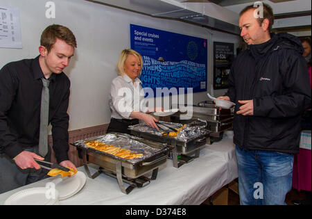 Fluß Mersey, UK. 12. Februar 2013. Mersey Ferries dienen kostenlose Pfannkuchen am frühen Morgen Pendler auf den Fluss Mersey, Pancake Day, 12. Februar 2013 feiern. Bildnachweis: Graeme Lamm / Alamy Live News Stockfoto