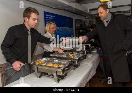 Fluß Mersey, UK. 12. Februar 2013. Mersey Ferries dienen kostenlose Pfannkuchen an Bord der Royal Iris am frühen Morgen Pendler auf den Fluss Mersey, Pancake Day, 12. Februar 2013 feiern. Bildnachweis: Graeme Lamm / Alamy Live News Stockfoto