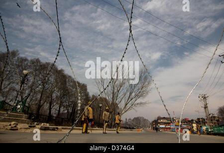 Srinagar, Kaschmir, Indien. 12. Februar 2013.  Ein indischer Polizist steht Wache in Wüsten Straße während einer Ausgangssperre in Srinagar, der Sommerhauptstadt des indischen Kaschmir auf 12,2, 2013. Indien gehängt Mohammad Afzal Guru, ein Kashmiri Mann am Samstag für einen Angriff auf Parlament des Landes im Jahr 2001, Funkenbildung Auseinandersetzungen in Kaschmir zwischen Demonstranten und Polizei. Sicherheitskräfte hatten verhängte eine Ausgangssperre in Teile von Kaschmir und Menschen von der Straße bestellt. Foto/Altaf Zargar/Zuma Press (Bild Kredit: Kredit: Altaf Zargar/ZUMAPRESS.com/Alamy Live-Nachrichten) Stockfoto