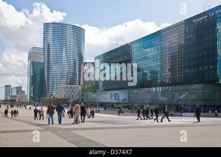 Beschäftigten und Besucher nach La Défense, Paris. Auf der rechten Seite ist ein riesiges Einkaufszentrum Les Quatre Temps und links Tour EDF. Stockfoto