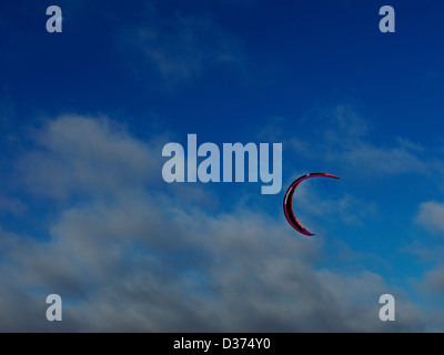 Kitesurfer an der Lagune von Langebaan, Westkap, genießen Sie ihren Sport bei wenig Wind. Stockfoto