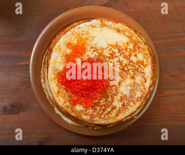 Traditionelle russische Pfannkuchen mit rotem Kaviar Stockfoto