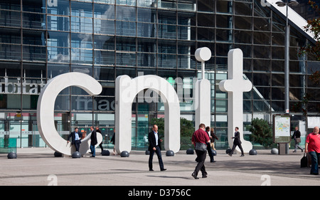 Arbeitern und Besuchern außerhalb des Gebäudes CNIT (Centre des Nouvelles Industries et Technologies), La Défense, Paris-zentral-West Stockfoto