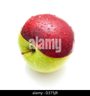 Zwei Hälften des roten und grünen Apfel verbunden auf einem weißen Hintergrund. Stockfoto