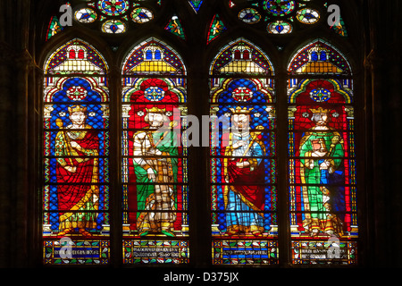 Mittelalterliche gotische Glasfenster zeigen die Könige von Frankreich. Die gotische Kathedrale Basilika Saint-Denis Stockfoto