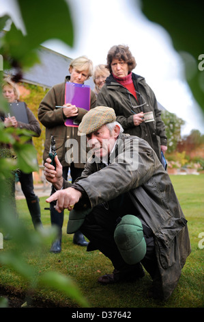 Der Gärtner Roddy Llewellyn mit einem Damen Gartenarbeit Gruppe in Ihrer Nähe Shipston auf Stour wo er Garten Demonstrationen und Kurs läuft Stockfoto