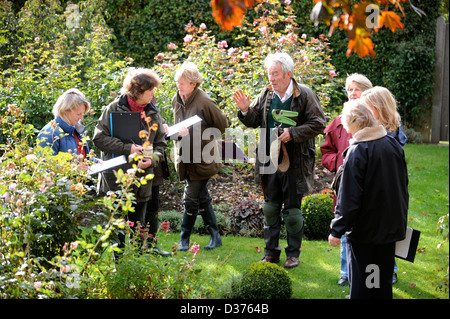 Der Gärtner Roddy Llewellyn mit einem Damen Gartenarbeit Gruppe in Ihrer Nähe Shipston auf Stour wo er Garten Demonstrationen und Kurs läuft Stockfoto