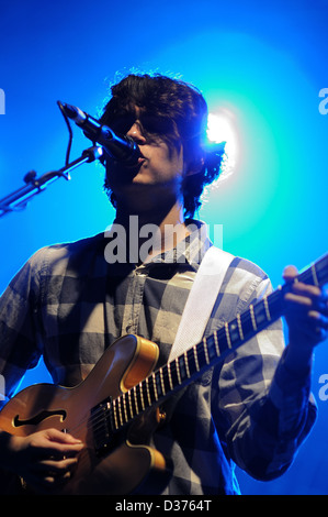 BARCELONA, Spanien - NOV 13: Vampire Weekend (Ezra Koenig) führt auf Razzmatazz am 13. November 2010 in Barcelona. Stockfoto