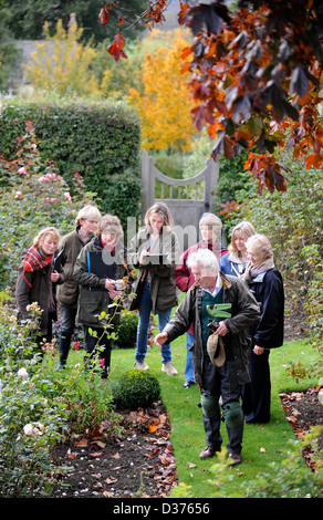 Der Gärtner Roddy Llewellyn mit einem Damen Gartenarbeit Gruppe in Ihrer Nähe Shipston auf Stour wo er Garten Demonstrationen und Kurs läuft Stockfoto