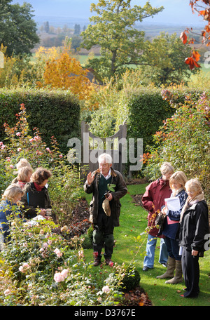 Der Gärtner Roddy Llewellyn mit einem Damen Gartenarbeit Gruppe in Ihrer Nähe Shipston auf Stour wo er Garten Demonstrationen und Kurs läuft Stockfoto