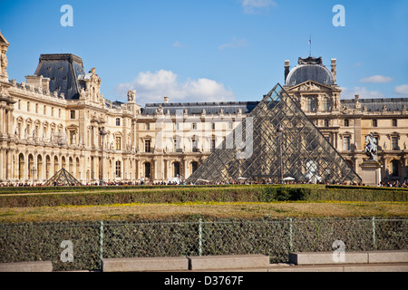 Innenhof des Louvre in Paris, Frankreich der Welt am meisten besuchte Museum. Die Glaspyramide von I.M. Pei befindet sich der Haupteingang. Stockfoto