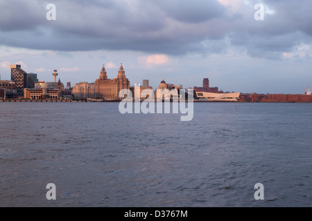 Liverpools Waterfront mit einem warmen Abend Leuchten. Stockfoto