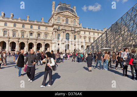 Menschen im Innenhof des Louvre in Paris, Frankreich: am meisten besuchte Museum der Welt. Peis Glaspyramide befindet sich der Haupteingang. Stockfoto