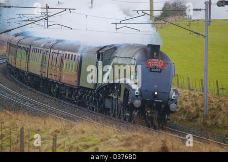 LNER Class A4 4488 Union of South Africa, Dampfzug am Kitchenhill in der Nähe von Penrith Cumbria, England, UK Stockfoto