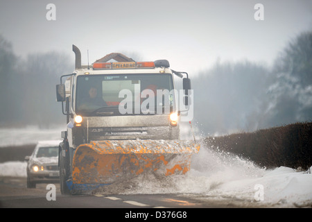 Ein Schneepflug auf der A46 in der Nähe von Leighterton, Gloucestershire UK Jan 2013 Stockfoto