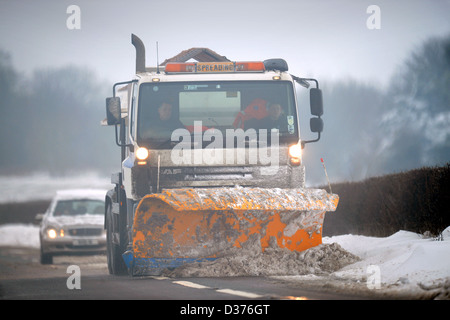 Ein Schneepflug auf der A46 in der Nähe von Leighterton, Gloucestershire UK Jan 2013 Stockfoto