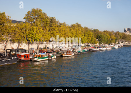 Kleine Boote im Hafen des Tuileries, Teil des Quai des Tuileries an der Seine im Zentrum von Paris gefesselt. Stockfoto