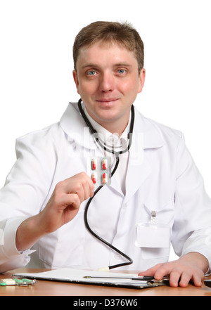 Porträt von nachdenklich männlichen Arzt hält eine Pille auf weißem Hintergrund Stockfoto