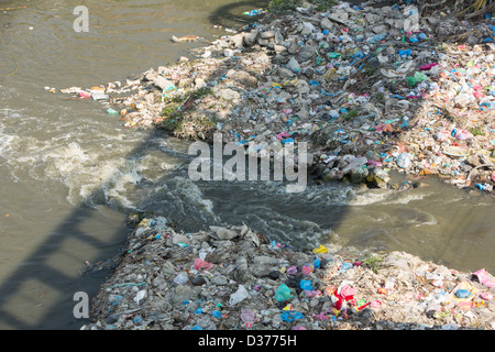 Der Bagmati-Fluss, der durch Kathmandu in Nepal. Der Fluss ist voller Abfall und Abwasser Stockfoto