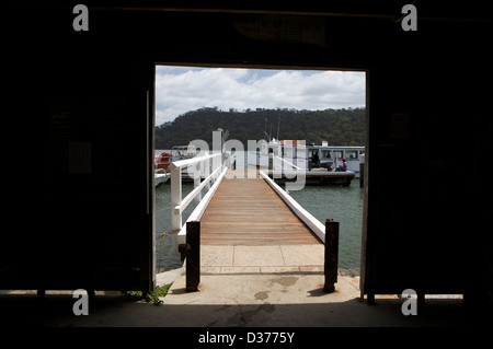 Der Steg oder Wharf am Dangar Insel waren, dass Sie mit der Fähre geliefert werden. In der Nähe der Hawkesbury River Bridge. Stockfoto