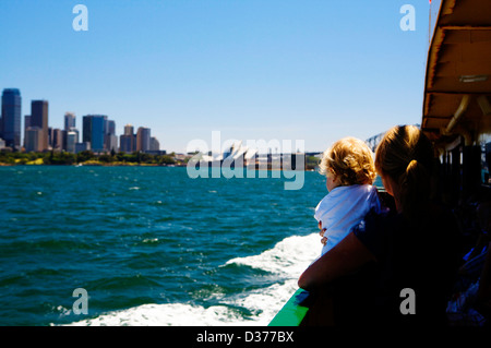Eine Frau und Kind Anzeigen der Sydney Skyline von einem Boot an einem sonnigen Tag an Bord der Fähre, da es Ansätze in Sydney Manly. Stockfoto
