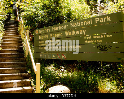 Schritte auf dem Sydney Harbour National Park-Schild, Manly Scenic Walk Sydney Australia Stockfoto