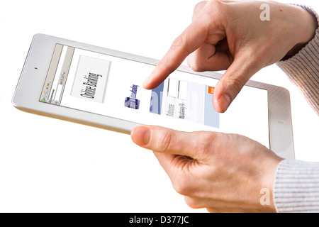 Person ist einen Tablet-Computer verwendet. Internet-Banking Login-Seite. Stockfoto