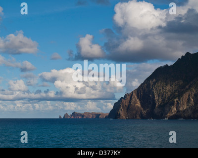 Wolken über der Küste von Madeira Insel mit blauem Himmel Stockfoto