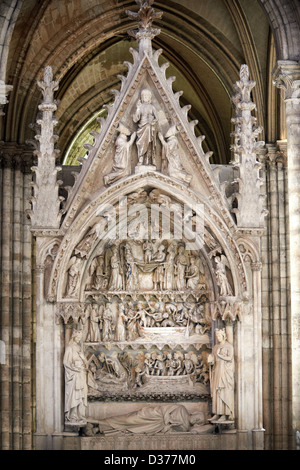 Mittelalterliche Skulpturen auf der gotischen Grab Denkmal von Dagobert (603-639) Kathedrale Basilika Saint Denis in Paris, Frankreich Stockfoto