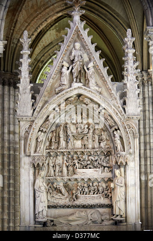 Mittelalterliche Skulpturen auf der gotischen Grab Denkmal von Dagobert (603-639) Kathedrale Basilika Saint Denis in Paris, Frankreich Stockfoto