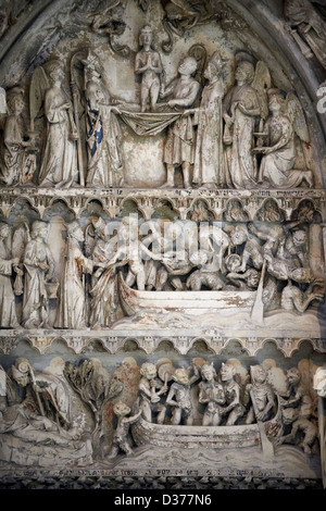 Mittelalterliche Skulpturen auf dem Grab Denkmal von Dagobert (603-639) Kathedrale Basilika Saint Denis in Paris, Frankreich Stockfoto