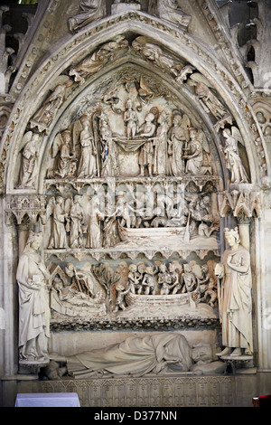 Mittelalterliche Skulpturen auf dem Grab Denkmal von Dagobert (603-639) Kathedrale Basilika Saint Denis in Paris, Frankreich Stockfoto