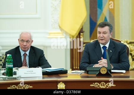 8. Februar 2013 - Kiew, Ukraine - Februar 08,2013.Kiev,Ukraine.Pictured: President Viktor Yanukovych (r) und Premierminister Nikolai Azarov (l) auf der Ratstagung von FIBA EuroBasket 2015 Koordination der Ukraine. (Kredit-Bild: © PhotoXpress/ZUMAPRESS.com) Stockfoto