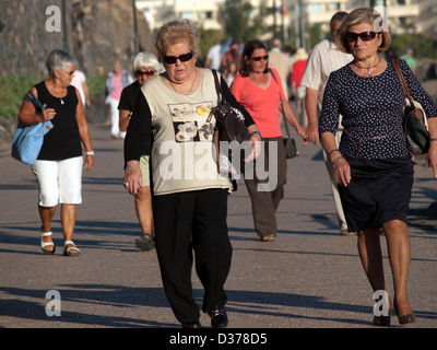 Die am späten Nachmittag einen Spaziergang entlang der Promenade an der Playa Blanca < Lanzarote Stockfoto