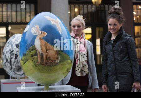 London, UK. 12. Februar 2013.  Bewundern die Eiern, Veronica Fulton, 21, und Imogen Geld, 22, aus London. Über 100 riesige Ostereier von Künstlern und Designern entworfen wurden vorgestellt, heute in London, Covent Garden Piazza, die Lindt große Eiersuche in Unterstützung für die Hilfsorganisation "Aktion für Kinder" zu starten. Für sechs Wochen vom 12. Februar bis 1. April 2013 tourt riesige Ostereier des Landes, von der Londoner Covent Garden, Birmingham, Liverpool, Manchester, Glasgow und zurück nach London rechtzeitig zu Ostern. Foto: Nick Savage/Alamy Live-Nachrichten Stockfoto