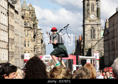 Street Performer Comedian Kilted Colin auf der Royal Mile auf dem Edinburgh International Festival Fringe, Schottland, Großbritannien Stockfoto