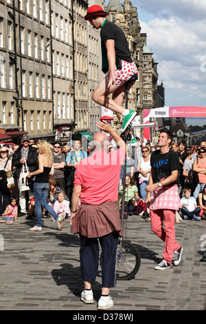 Street Performer Comedian Kilted Colin auf der Royal Mile auf dem Edinburgh International Festival Fringe, Schottland, Großbritannien Stockfoto